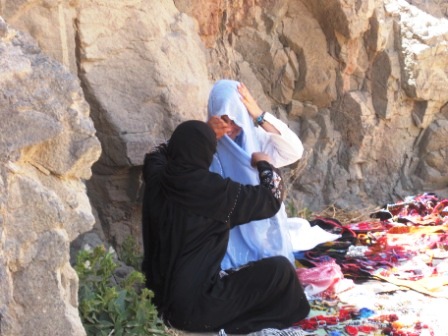 Süd-Sinai: Begegnung mit einer Beduinenfrau in der Wüste Süd-Sinai: Begegnung mit einer Beduinenfrau in der Wüste