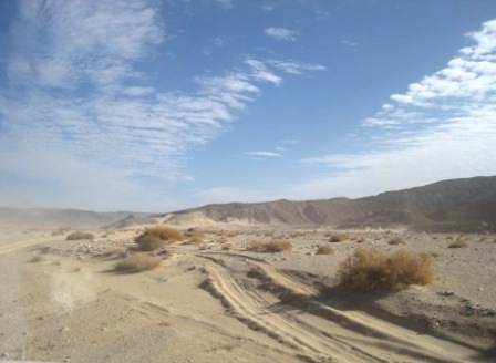 Süd-Sinai: Jeepspuren im Wüstensand Süd-Sinai: Jeepspuren im Wüstensand